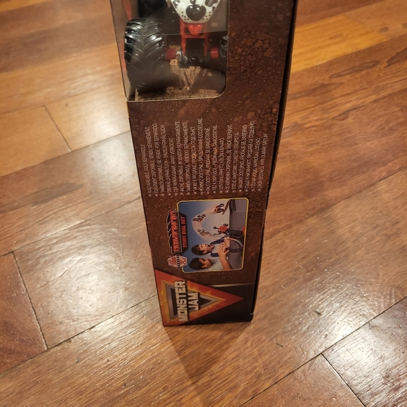 Monster Jam Blasting Bones Playset Includes Monster Mutt Dalmation Truck NIB - Picture 3 of 13